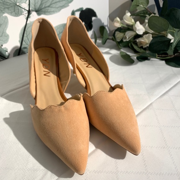 Size 10”Suede pointed toe cutout heel - Picture 5 of 5